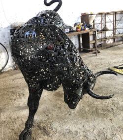BLACK RECYCLED LAMBORGHINI BULL STATUE - Image 12